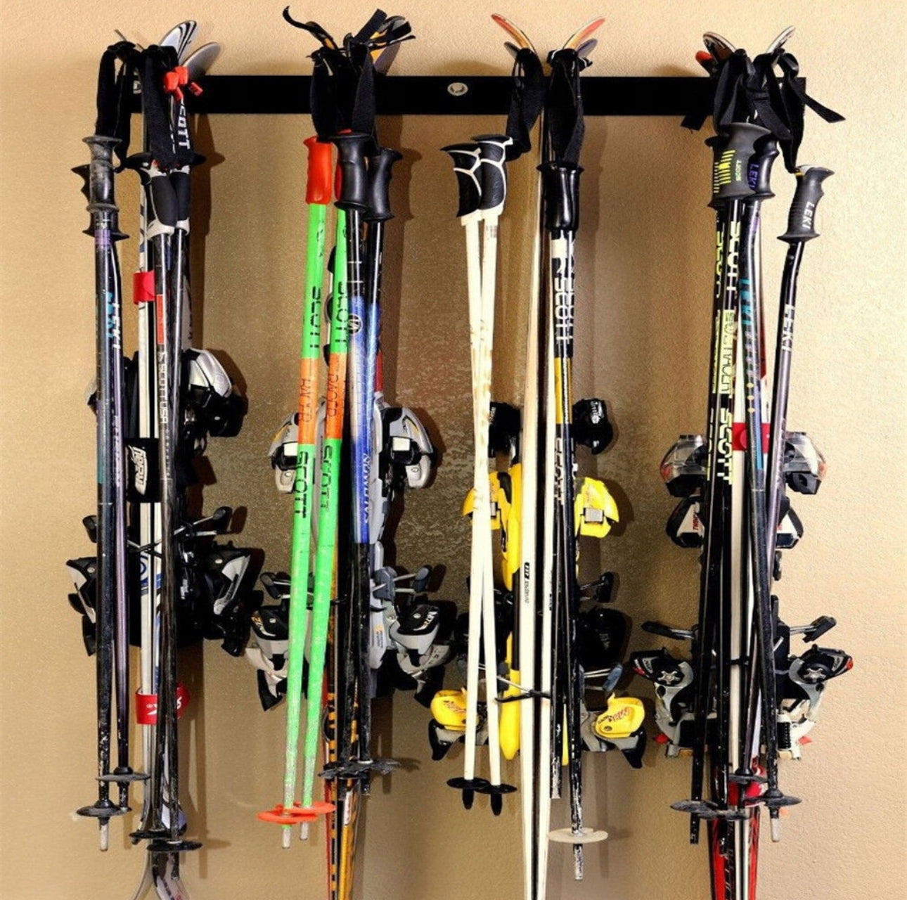 Vegghengt organizer for verktøy og sportsutstyr, perfekt til oppbevaring av ski, snowboard, spader, og koster. Laget av slitesterkt pulverlakkert stål for trygg og plassbesparende oppbevaring i garasje, skur eller bod.