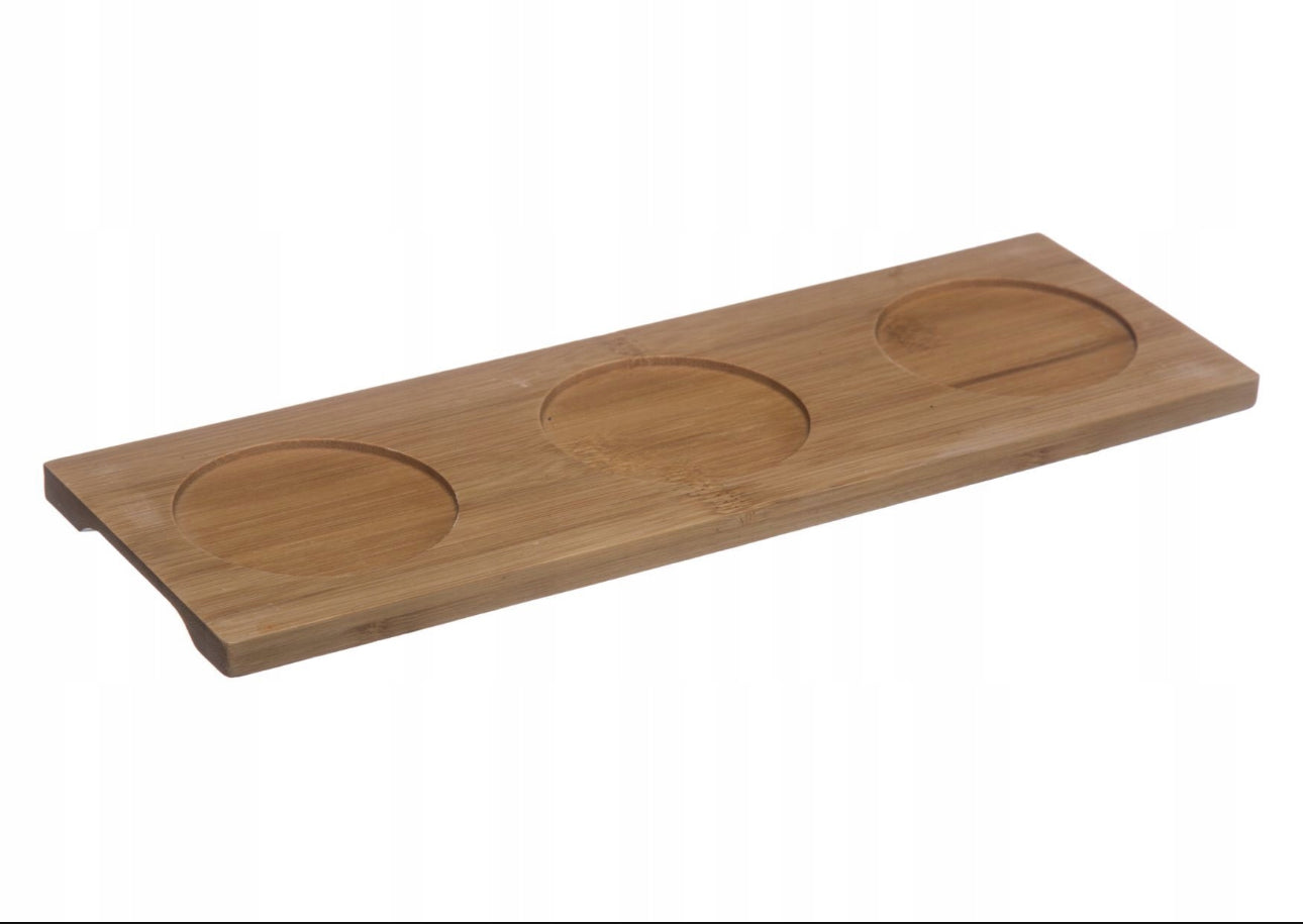Serveringssett med tre hvite porselensskåler (9,7 x 9,7 x 5 cm) og en bambusbrett (30 x 10 cm) i elegant design. Perfekt for snacks, dips og sauser. Slitesterkt materiale og miljøvennlig. Hvitt og naturlig bambusfarget.