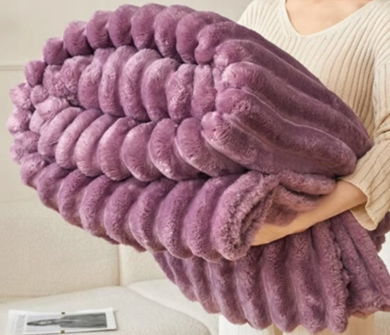 Pledd 160x200 cm i myk mikrofiber, strukturert med 5 cm brede striper – tilgjengelig i fargene pudderlilla, lys grå og grafitt. Perfekt som sofapledd eller sengeteppe.