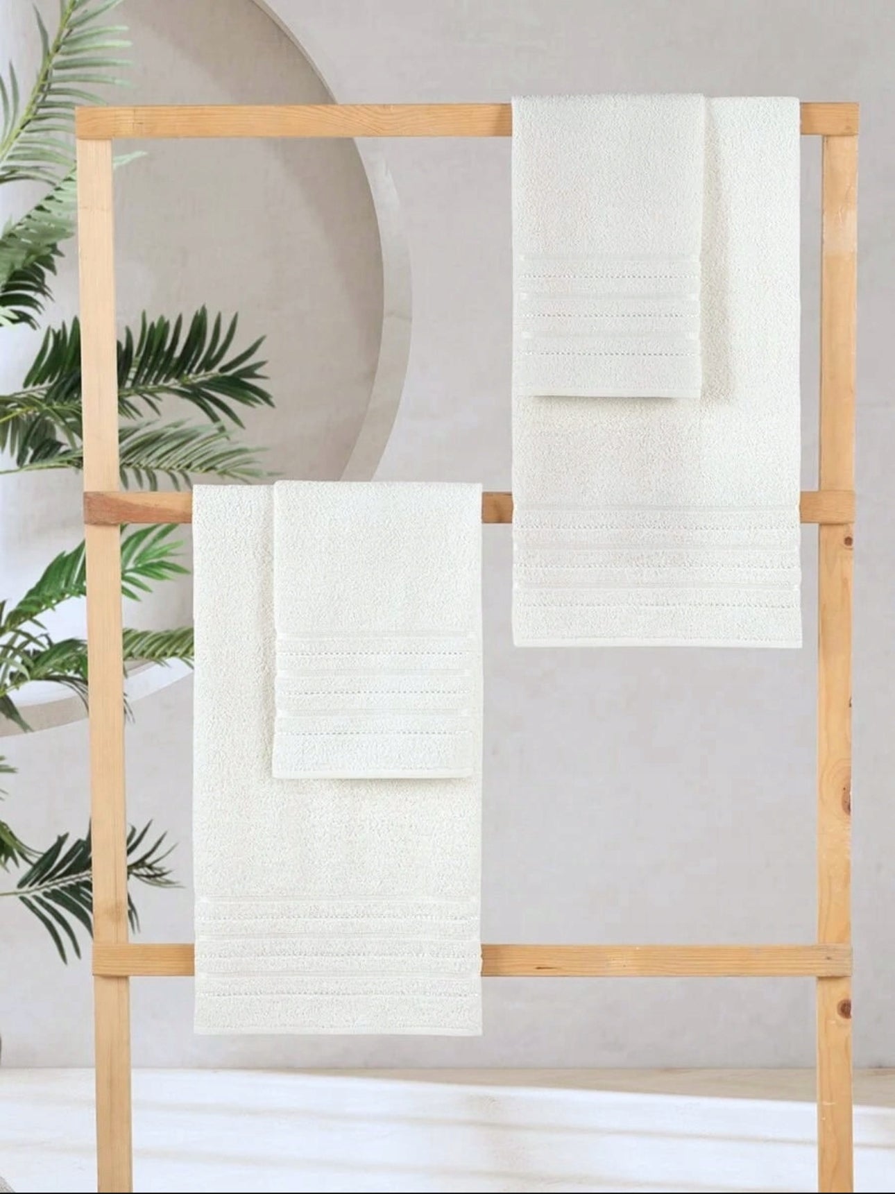 Sett med luksuriøse bomullshåndklær i grå, beige og kremfarger – perfekt for badet. Myke og slitesterke håndklær i 100 % bomull med høy absorberingsevne og elegant design. Tilgjengelig i ulike størrelser for optimal komfort og funksjonalitet. Settet inkluderer 2stk 50x90cm og 2stk 70x140cm.