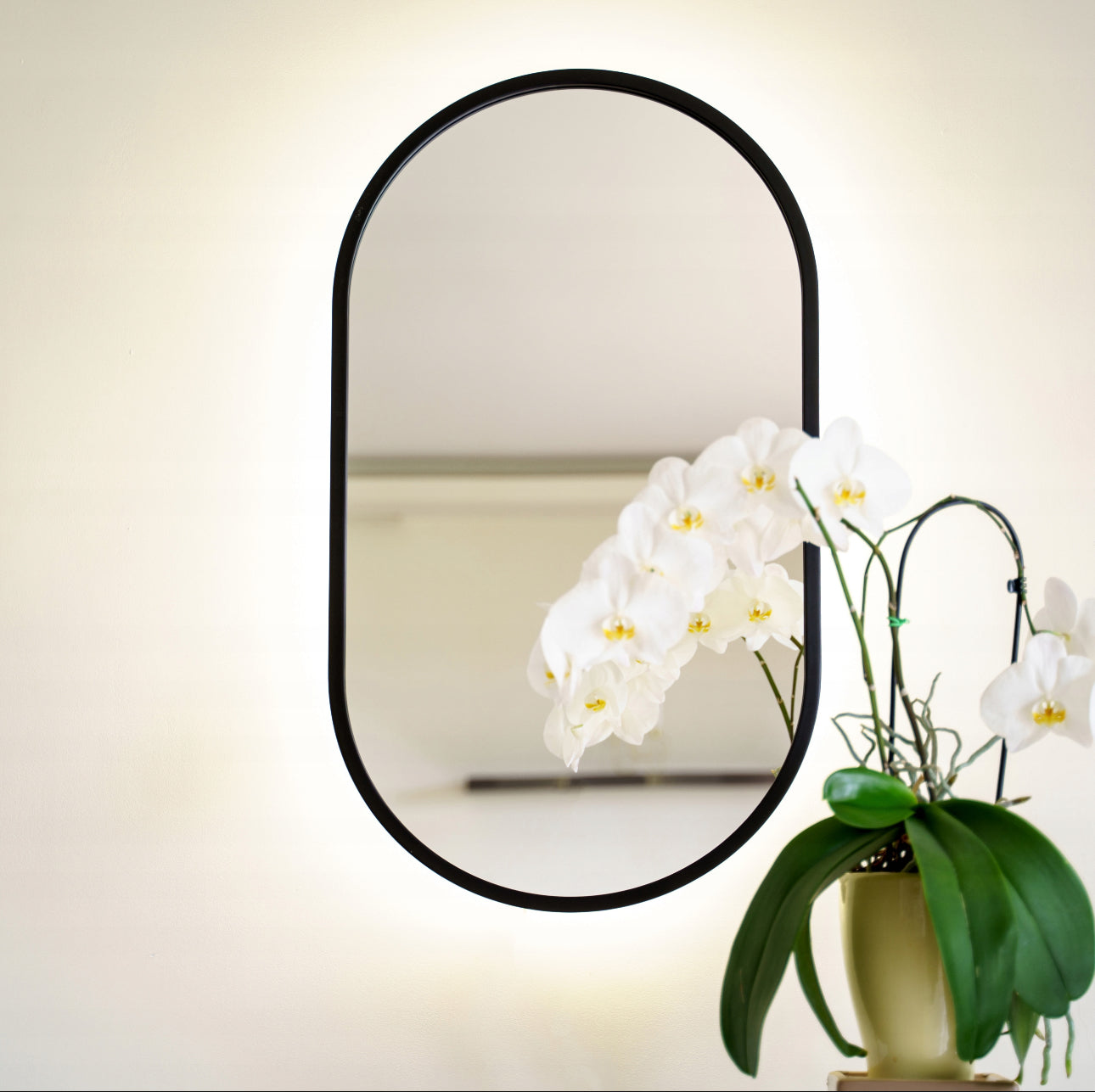 Elegant ovalt veggspeil med LED-belysning og svart ramme – Perfekt til bad, soverom eller stue, med valg mellom varmt, kaldt eller nøytralt lys. Moderne design som gir romslighet og stil.