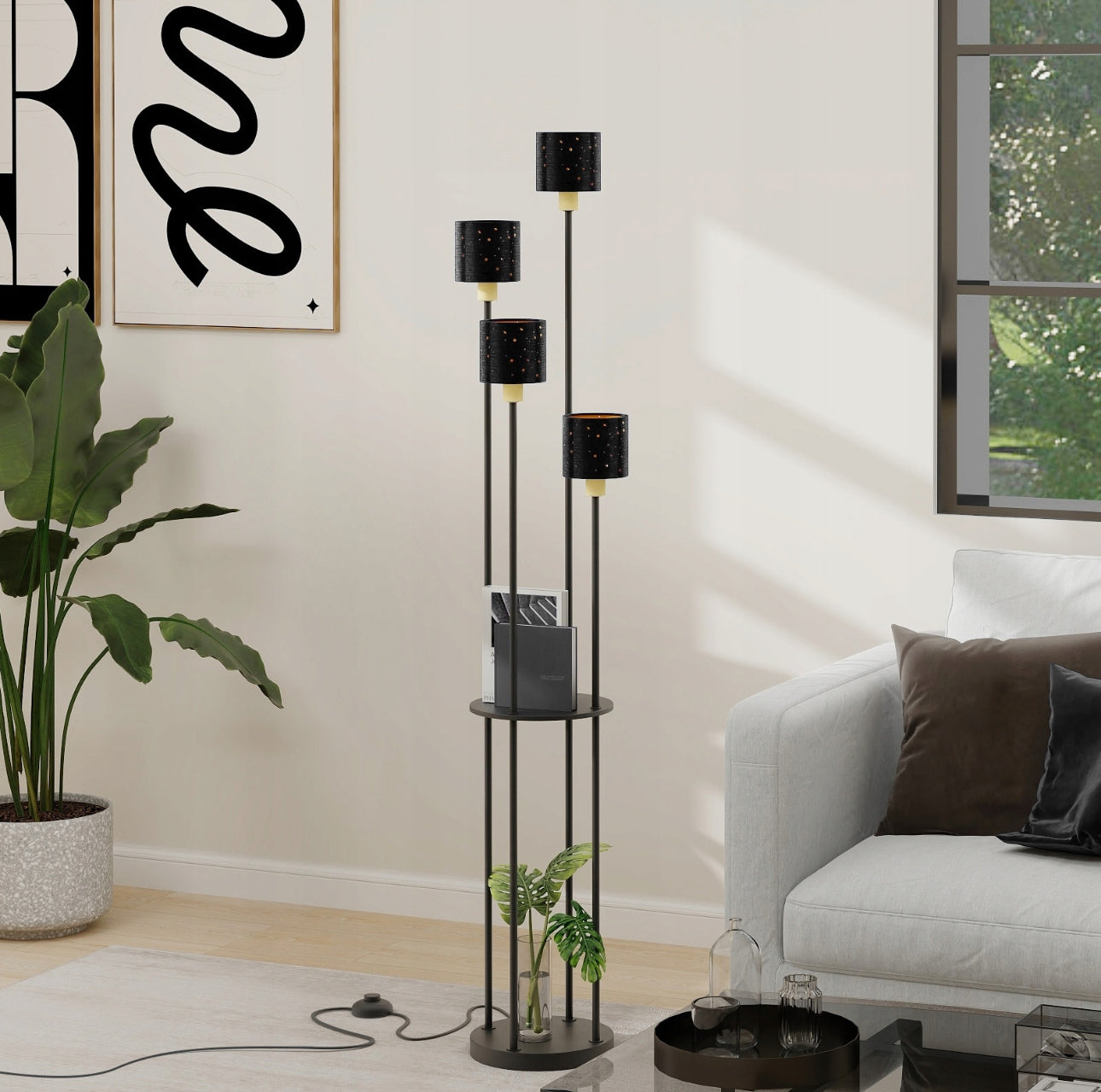 Stilren svart gulvlampe med gull detaljer i stue med sofa