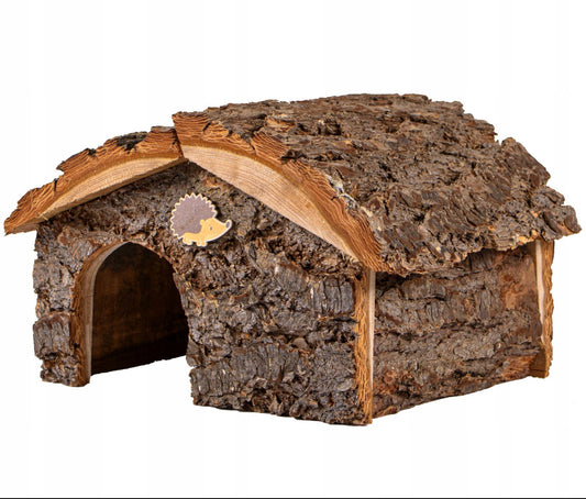 Lite pinnsvinhus i naturlig bark og tre med buet inngang og tak