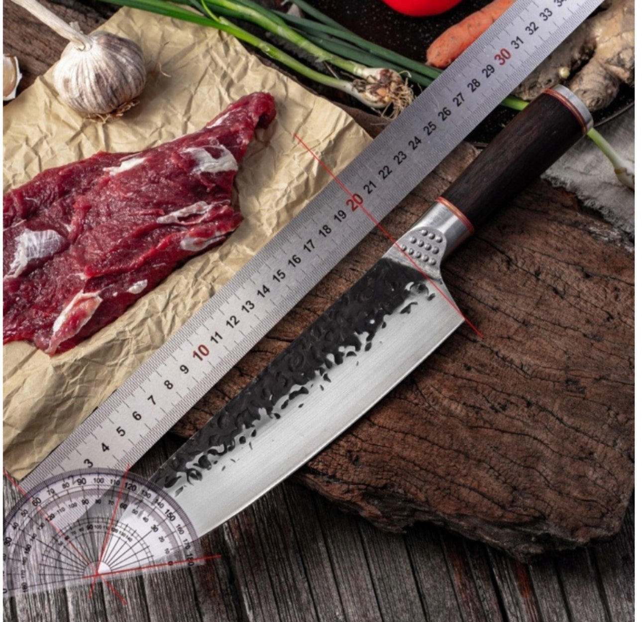 Kniv med linjal som viser bladets lengde ved siden av kjøtt og grønnsaker
