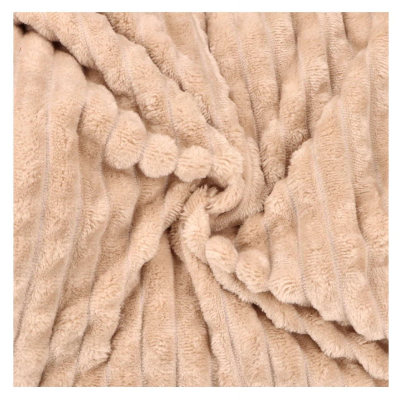 Mykt beige mikrofiberpledd i kostemønster drapert i folder