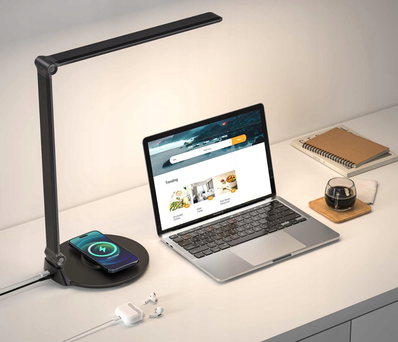 Svart LED skrivebordslampe med trådløs lader ved arbeidsplass