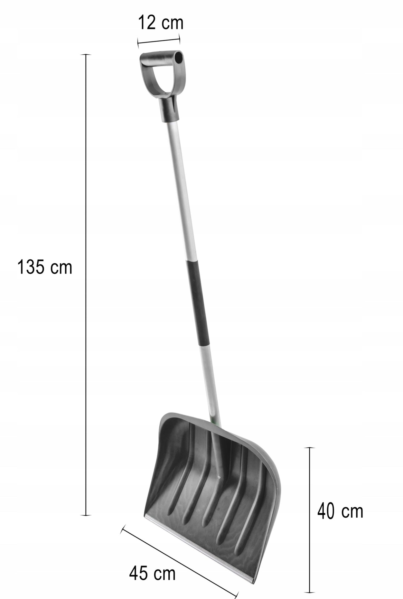 Snøskuffe 135 cm, svart med aluminiumskaft og bredde på 45 cm, laget av slitesterk polypropylen med forsterket metallkant for effektiv snørydding.