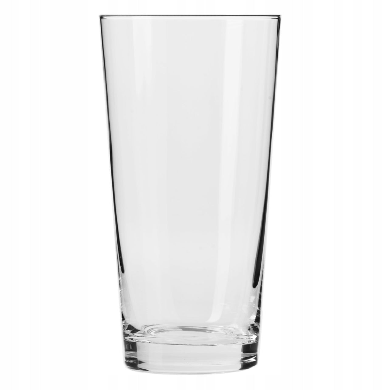 Tomt høyt drikkeglass i klart glass på hvit bakgrunn