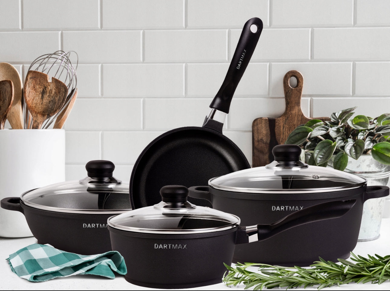 Non-stick gryte- og pannesett i svart med marmorbelegg, inkludert gryter på 5,5L, 3,5L, og 3L samt stekepanne på 2L. Passer til induksjon, gass og ovn. Laget av slitesterkt støpt aluminium med glasslokk og varmeisolerende håndtak.