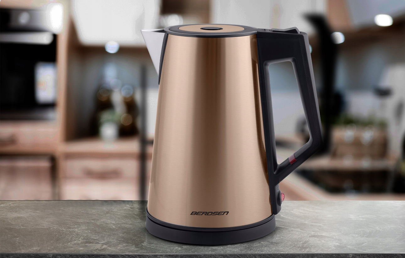 Elegant elektrisk vannkoker 1,7L i kobberfarge med rustfritt stål, BPA-fritt materiale og moderne design, 2200W for rask koking.