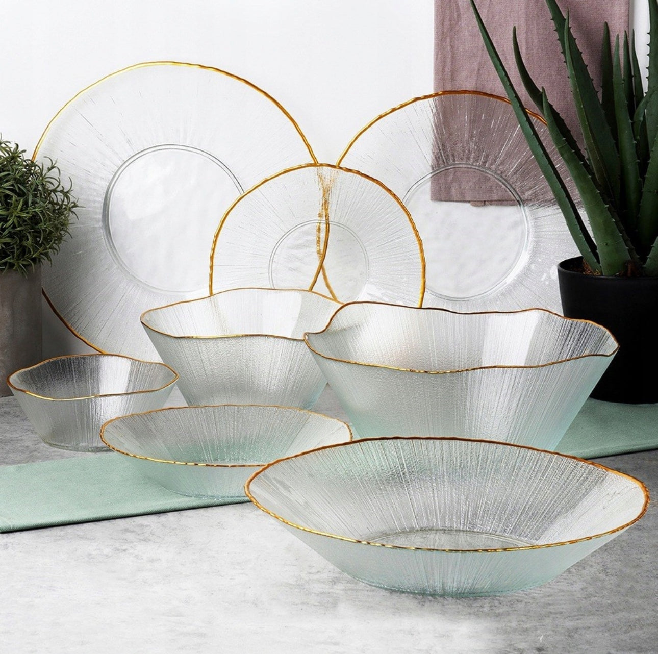 Komplette sett med serveringsboller og tallerkener i strukturert glass med gullkant