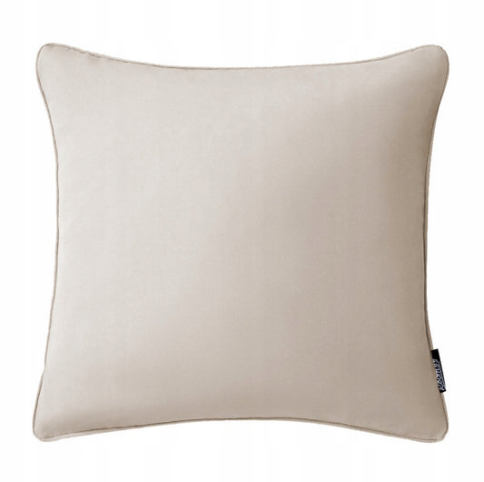 Lys beige dekorpute i minimalistisk stil med myk overflate og skjult glidelås, plassert mot nøytral bakgrunn