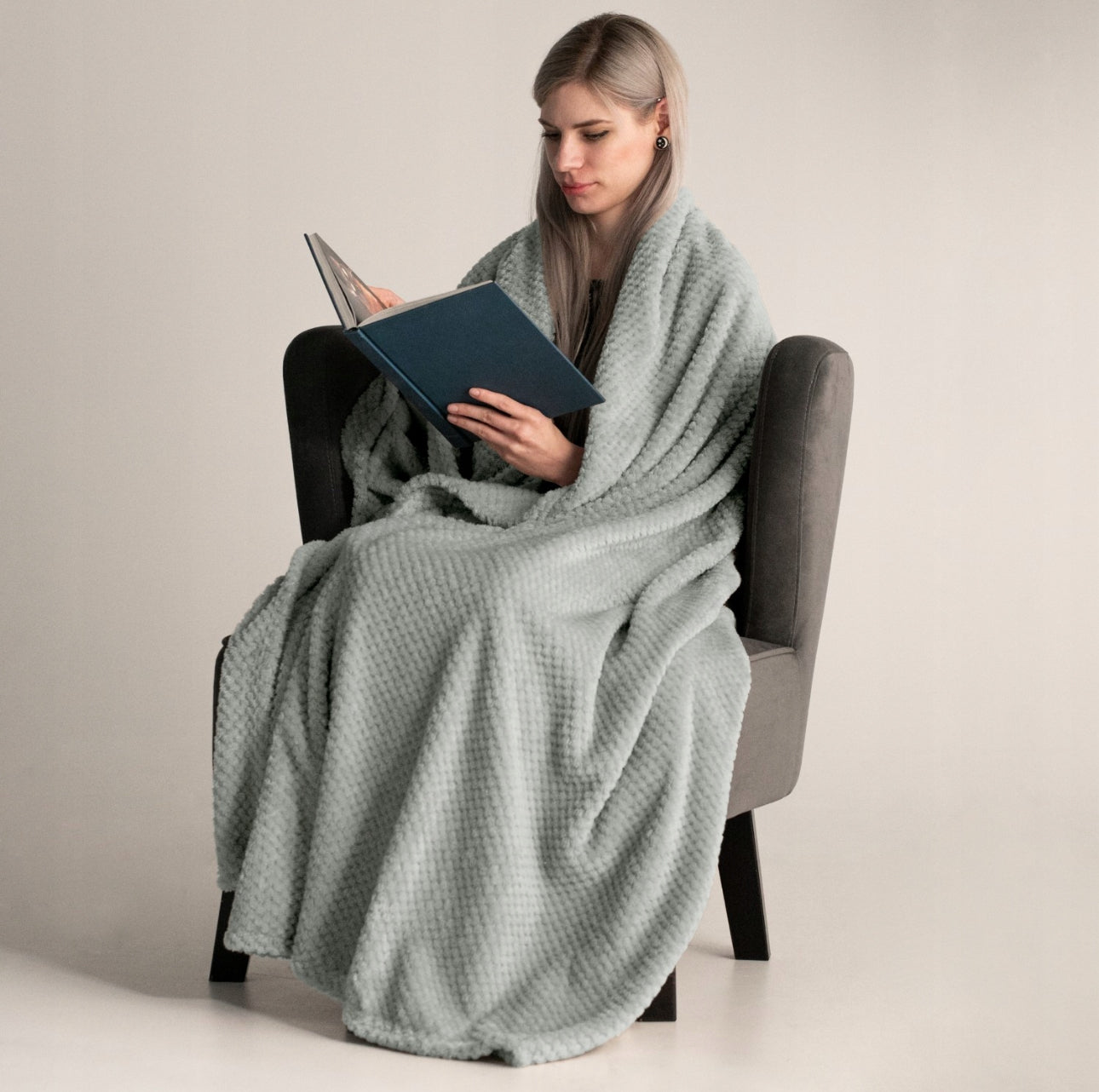 Grått pikért pledd, størrelse 220x240 cm, laget av myk og slitesterk 100 % polyester, perfekt som sengeteppe eller koseteppe.