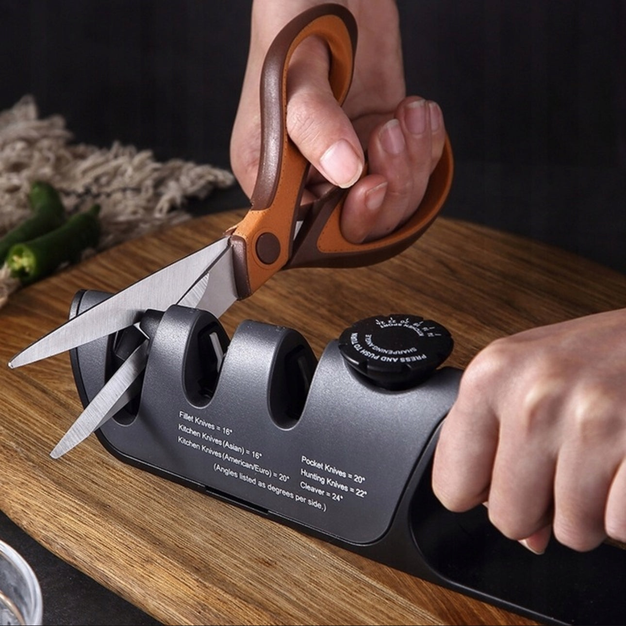 Justerbar knivsliper i ergonomisk design, svart farge, med wolframstål og keramiske slipehjul. Passer til kniver i størrelser fra filétkniver til kjøkkenkniver. Perfekt for presis og sikker sliping.