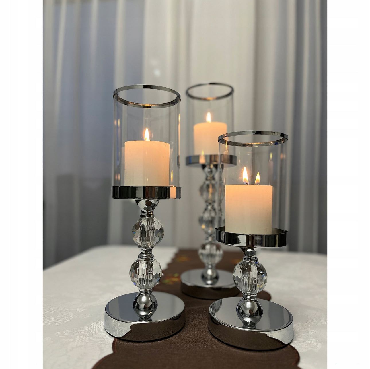 Sett med 3 lysestaker i sølvfinish med krystallkuler, laget av glass og metall, høyder på 28 cm, 34,3 cm og 40,9 cm, moderne design for elegant hjemmedekor.