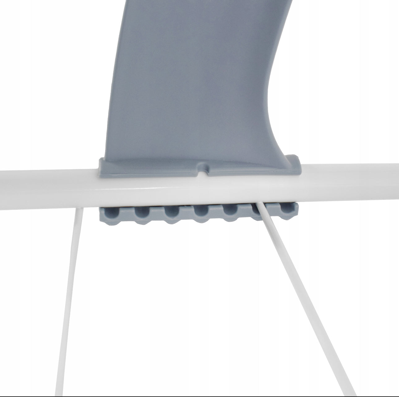 Hengende tørkestativ i hvit pulverlakkert stål med grå plastkroker, størrelse 51 x 36 cm, plassbesparende løsning for tørking av klær, håndklær og undertøy.