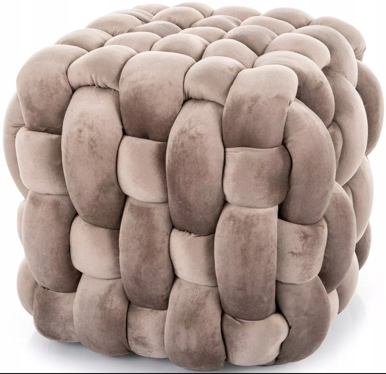 Beige puff med tykk, myk flettestruktur i velour, sett fra siden