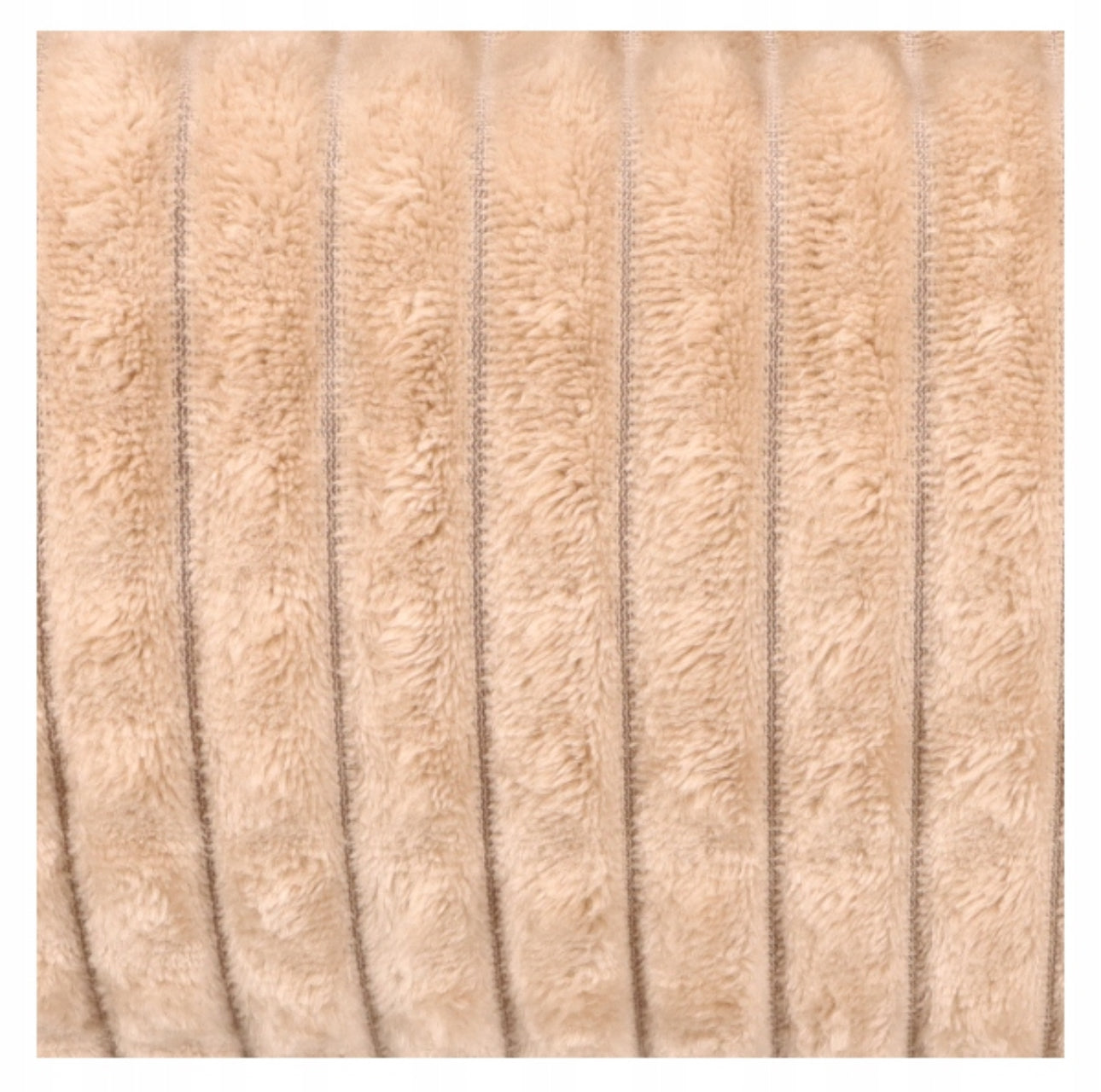 Nærbilde av beige mikrofiberpledd med tydelig kostemønster