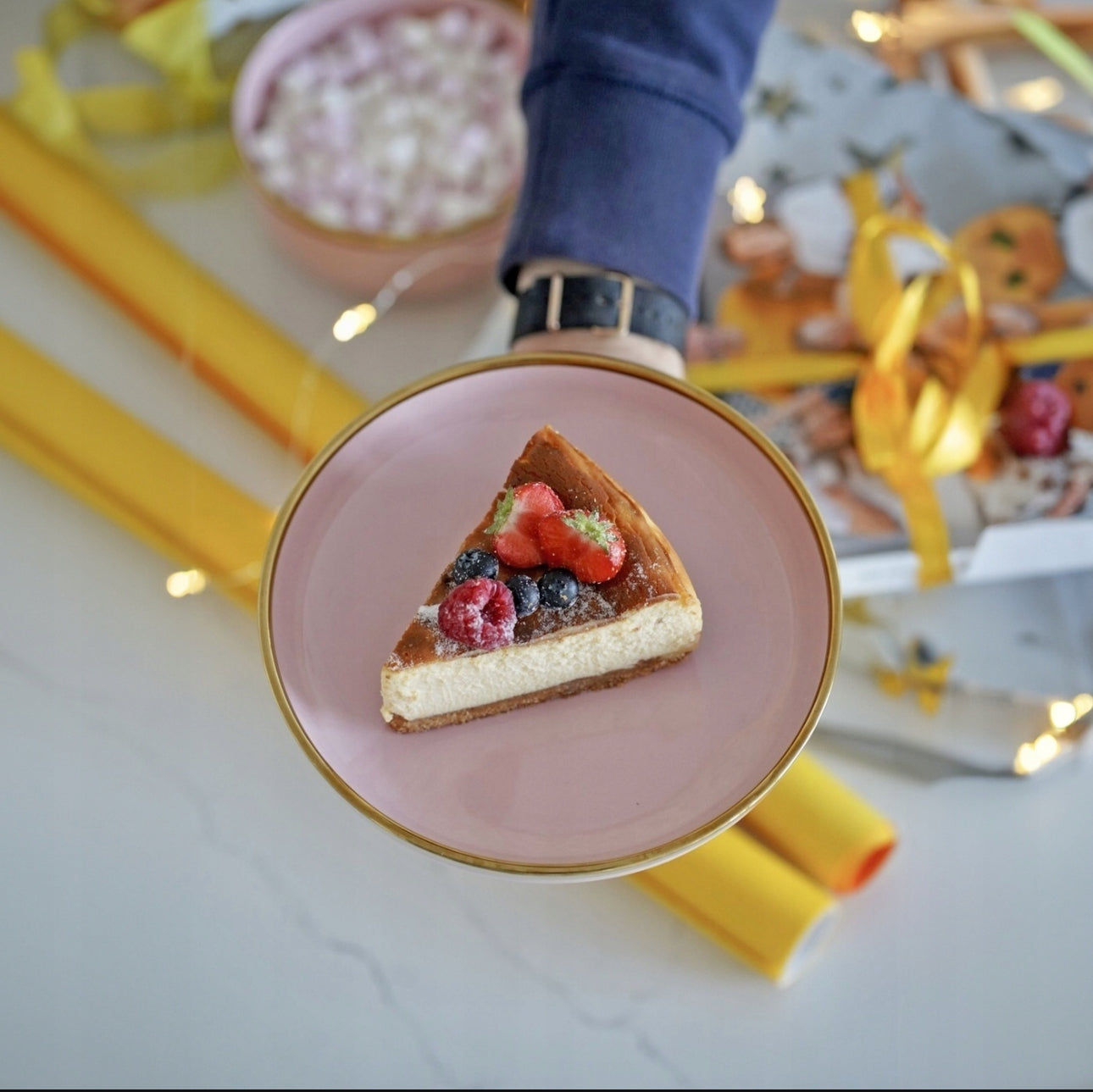 Rosa desserttallerken i porselen med gullkant, 19 cm diameter – stilfull servering fra Konighoffer