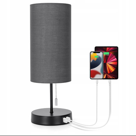 Moderne bordlampe i sort med grå tekstilskjerm, 38,5 cm høy, metallbase og to USB-porter for lading – perfekt som nattbordslampe eller skrivebordslampe.