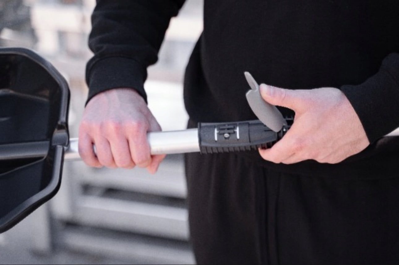 Justerbar teleskopisk snøskuffe, 78-96 cm lengde, robust aluminiumsskaft, slitesterk plastblad i sort farge, ideell for snø, sand og løv – kompakt og lett for bil eller hage.