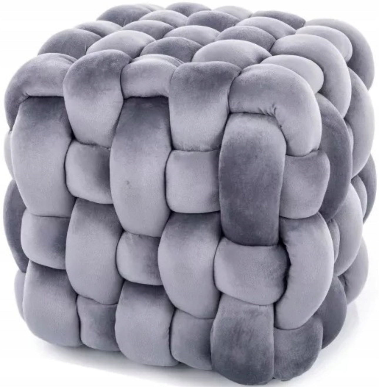 Grå puff med tykk, flettet overflate i velour, sett fra siden mot hvit bakgrunn