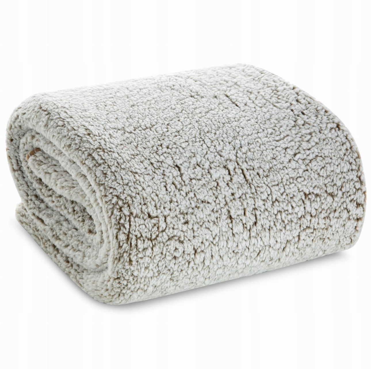 Beige og hvitt sherpa-pledd rullet sammen på hvit bakgrunn