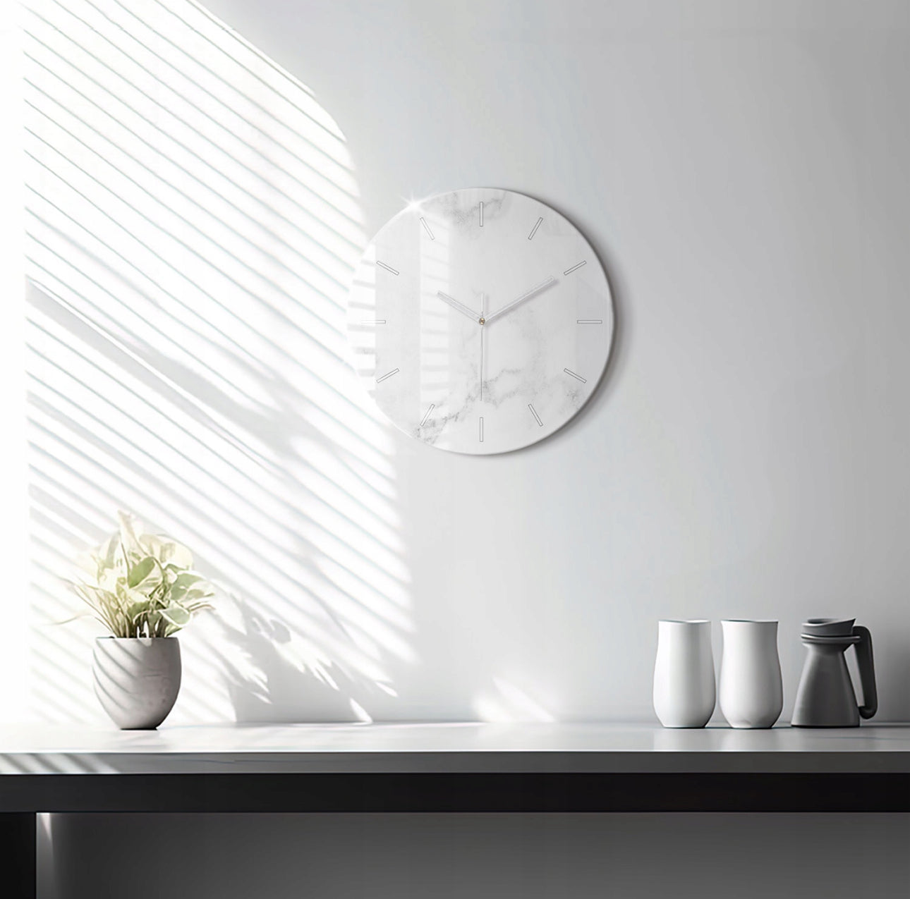 Elegant veggklokke i glass med marmordesign hengt på lys vegg i moderne interiør