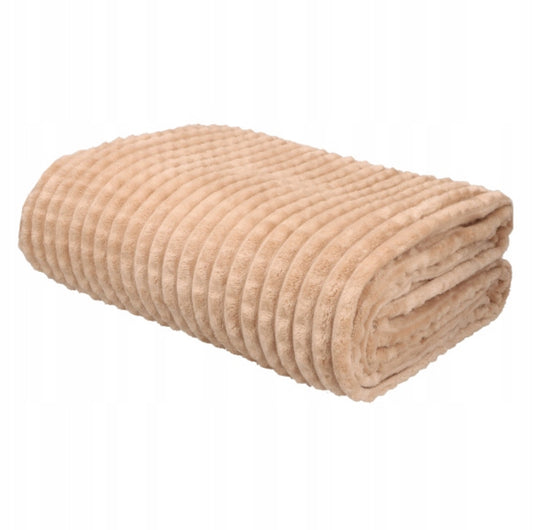Sammenbrettet beige mikrofiberpledd med myk kostemønstret tekstur