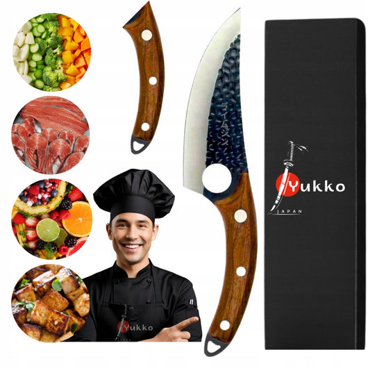 Japansk kokkekniv med hamret stålblad og trehåndtak ved siden av oppskårne grønnsaker, fisk, frukt og stekt kjøtt