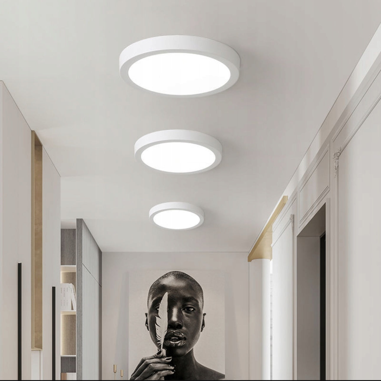 Rund LED-taklampe 24W i moderne, minimalistisk design med energiklasse A. Perfekt for stue, kjøkken eller soverom, med nøytral lysfarge på 4000K og høy lysstyrke på 2200 lumen. Slank og stilren lampe med enkel montering og lang levetid.