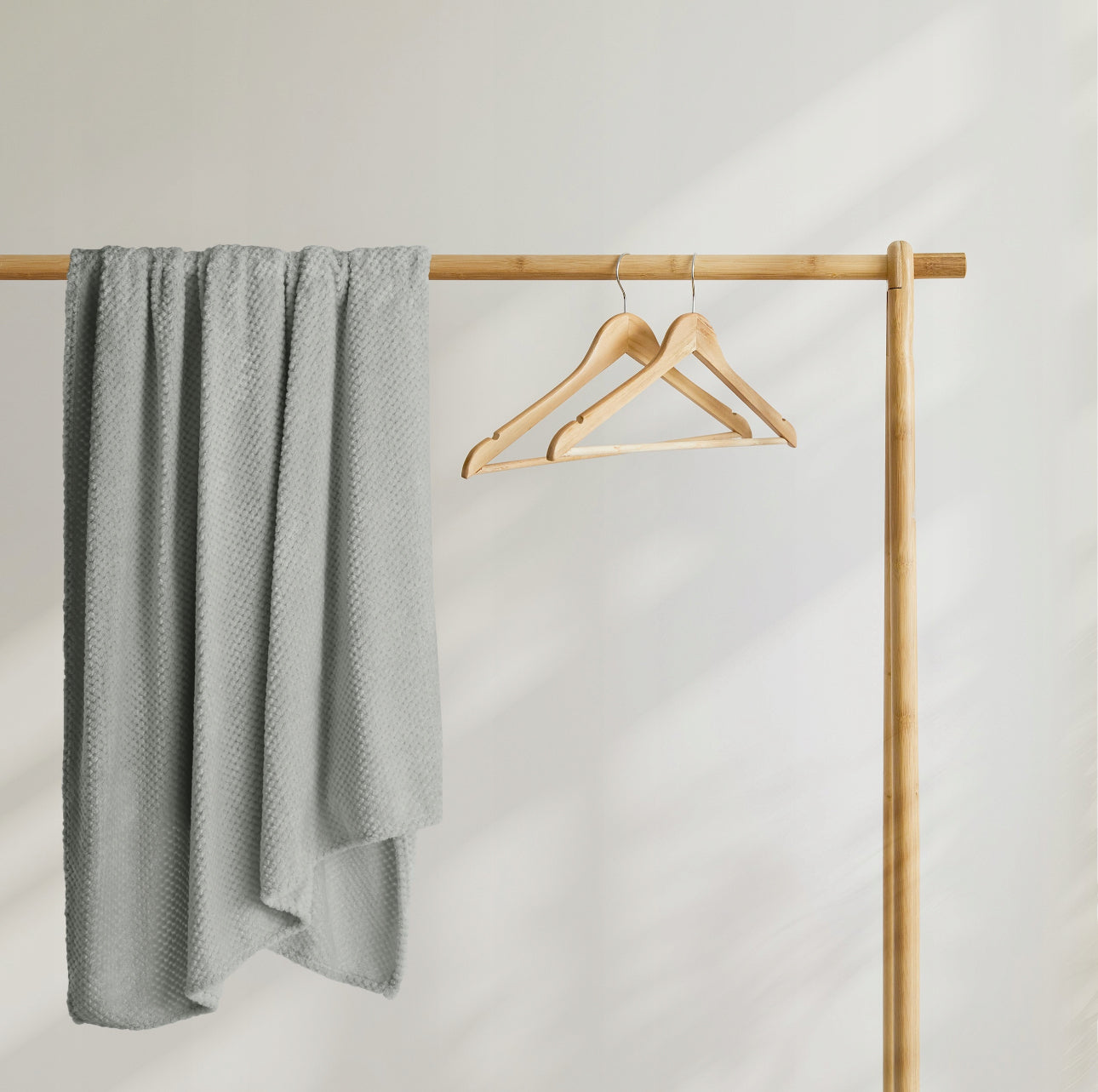 Grått pikért pledd, størrelse 220x240 cm, laget av myk og slitesterk 100 % polyester, perfekt som sengeteppe eller koseteppe.