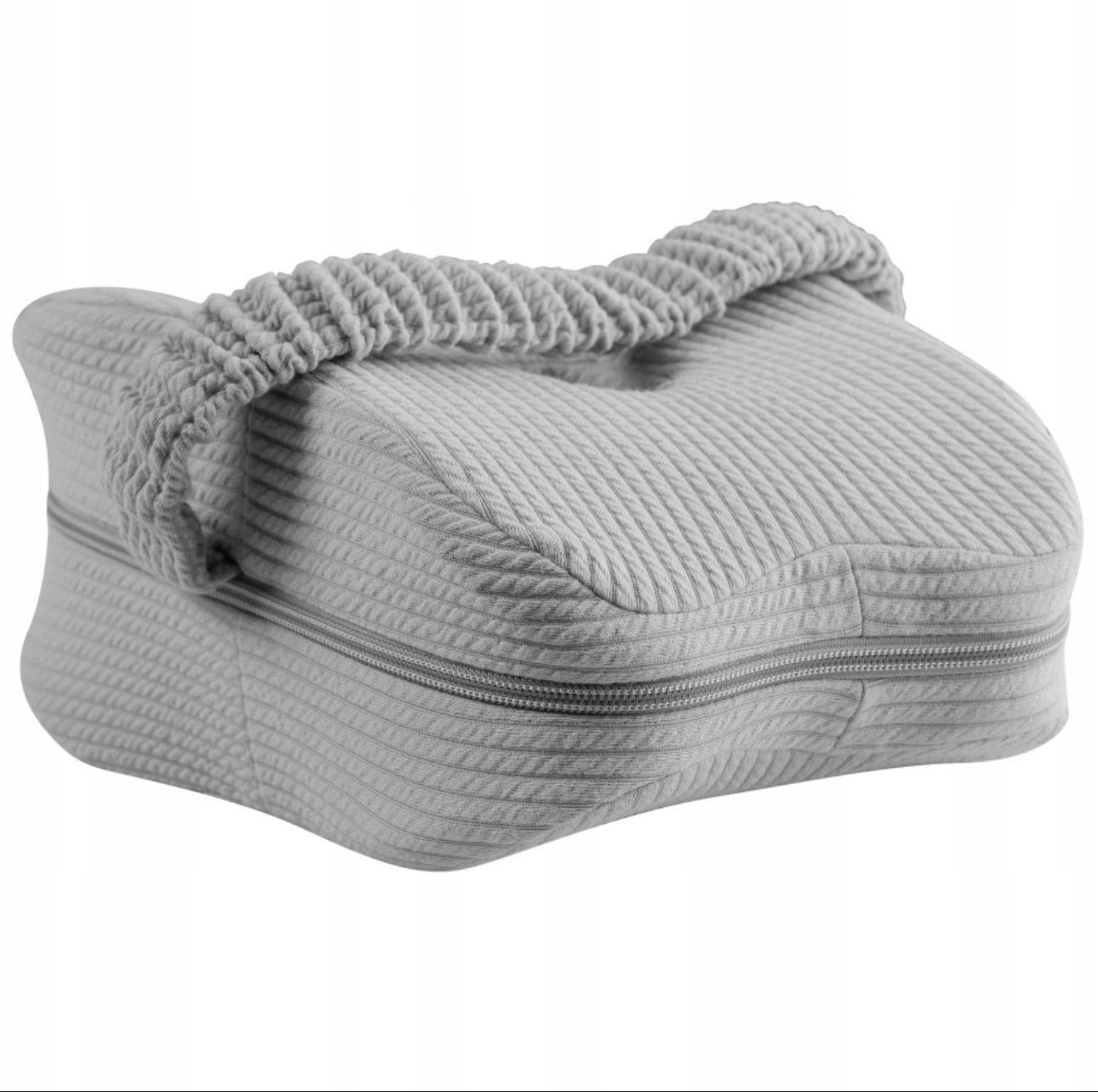 Grå ortopedisk knestøttepute i memory foam, størrelse 24x24x12 cm, med justerbar stropp og pustende trekk i slitesterkt polyester og elastan.
