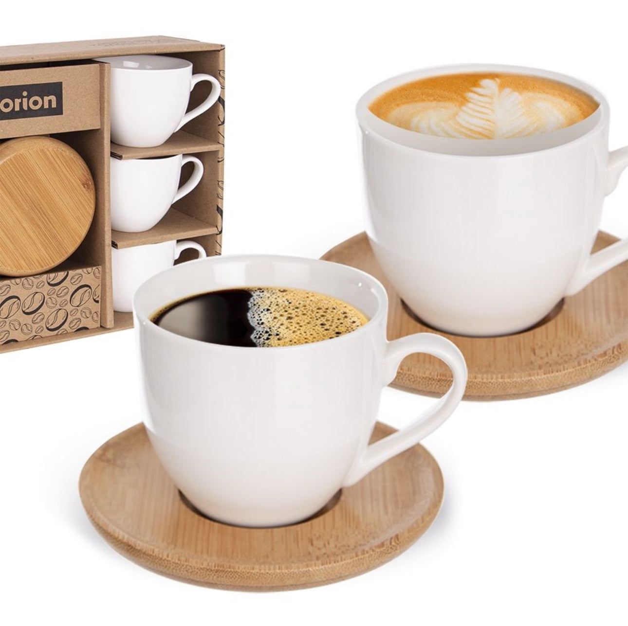 To hvite porselenskopper med kaffe og cappuccino på bambusfat ved gaveeske