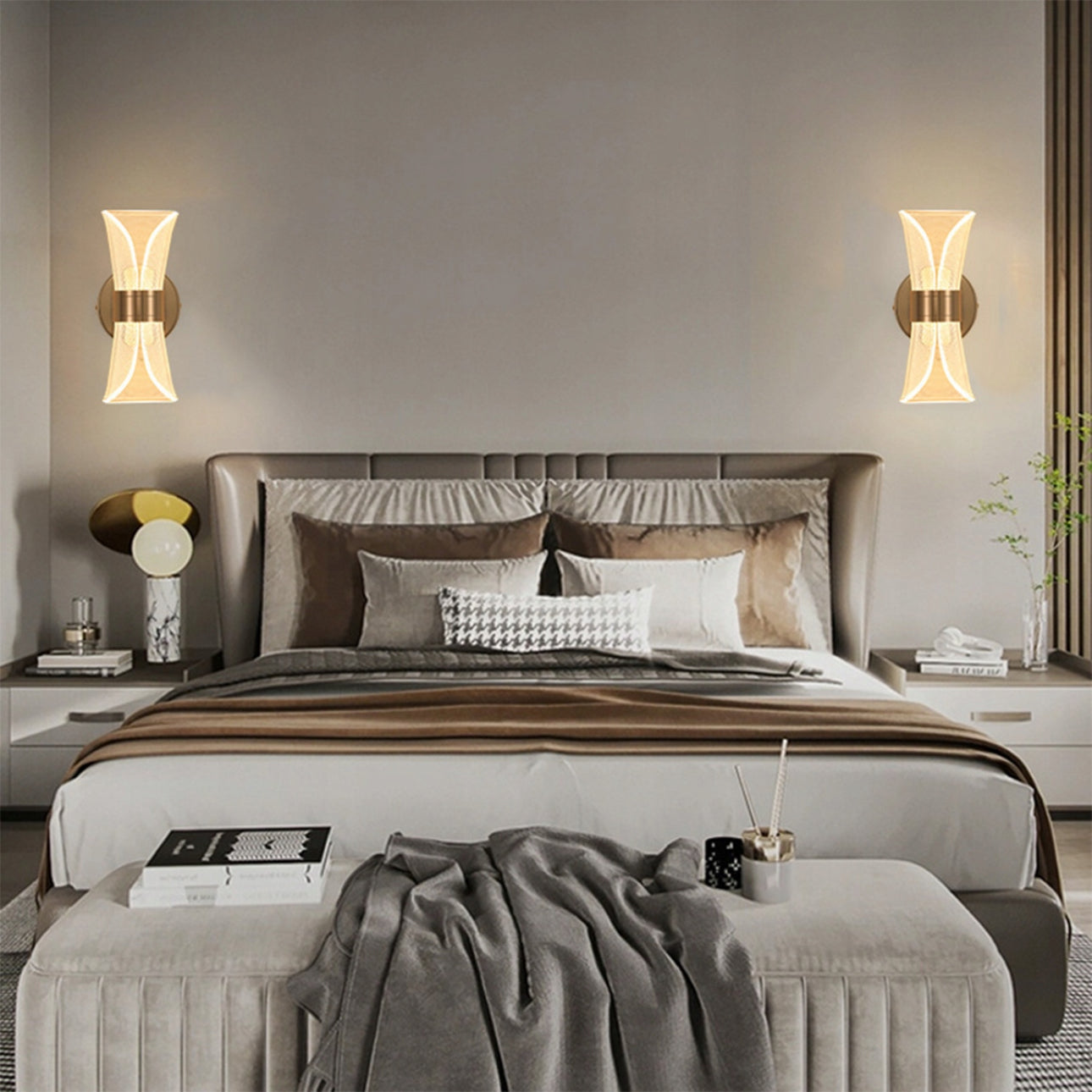 Moderne vegglampe i gull og akryl, 22 cm høy med 7,5 cm bredde, LED-lys med 12W effekt, justerbar fargetemperatur (3500K–6500K), stilrent design i metall og akryl for soverom og stue.