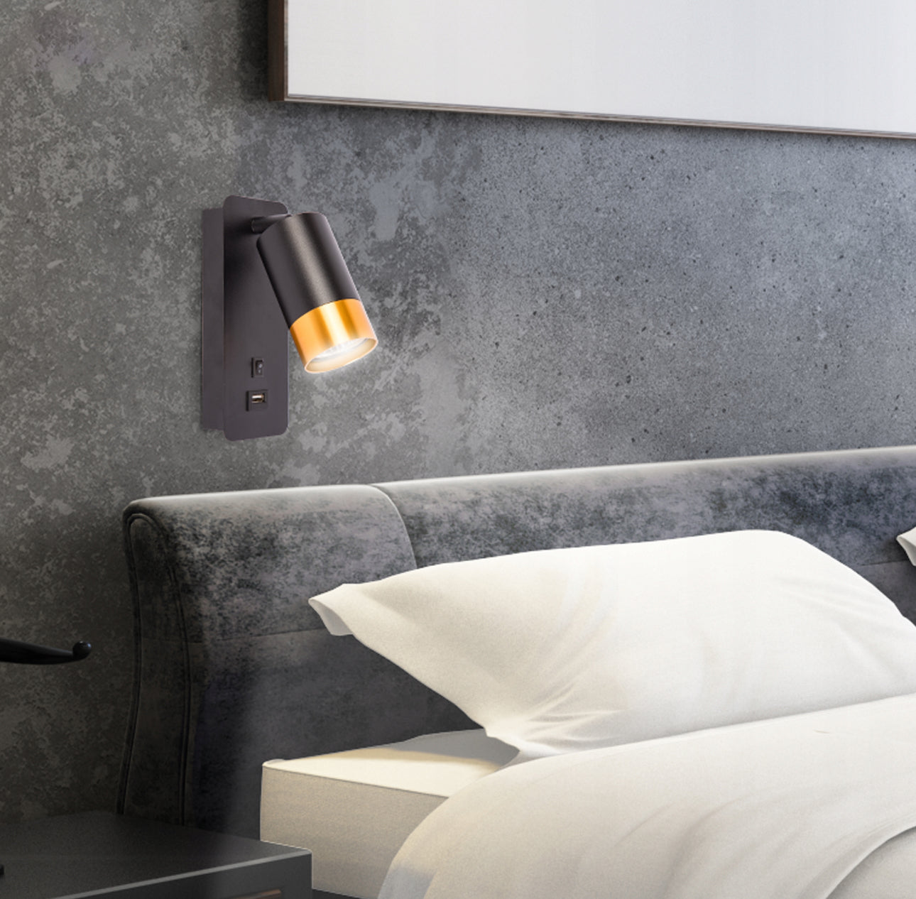 Svart vegglampe med gull hode montert på vegg ved seng grå bakgrunn