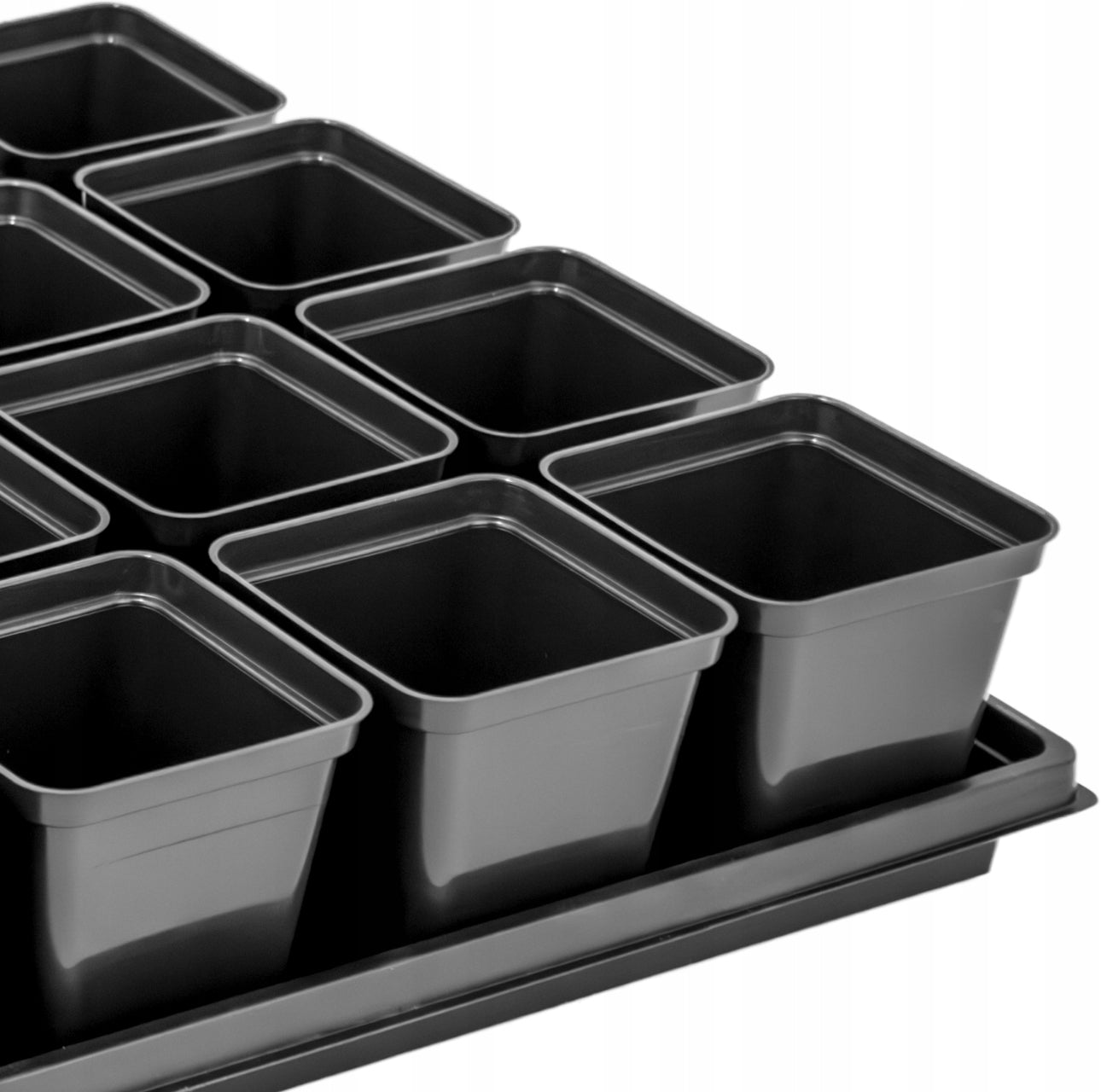 Sett med 24 svarte plastpotter à 0,5L med svart plastbrett 60x40 cm – perfekt for hjemmedyrking, såing og stiklinger. Laget i holdbar plast, ideell for innendørs og utendørs bruk.