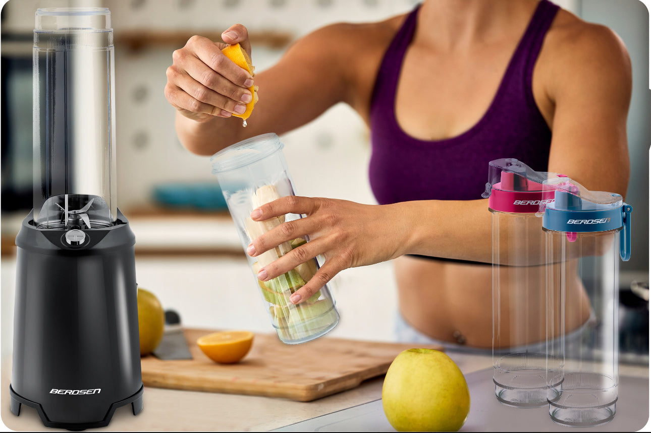 Kvinne presser appelsin over flaske med frukt ved sort smoothieblender