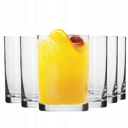 Seks små drikkeglass i klart glass fylt med appelsinjuice med is og fruktbiter