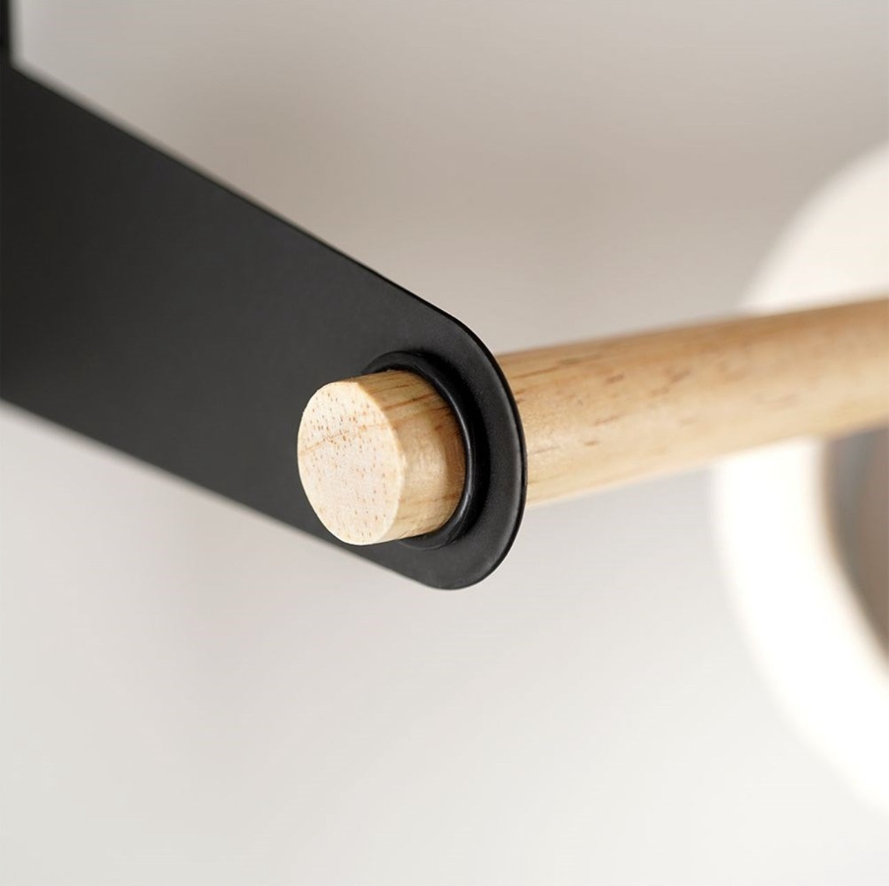 Detalj av trepinne montert i sort metallholder for tørkepapir