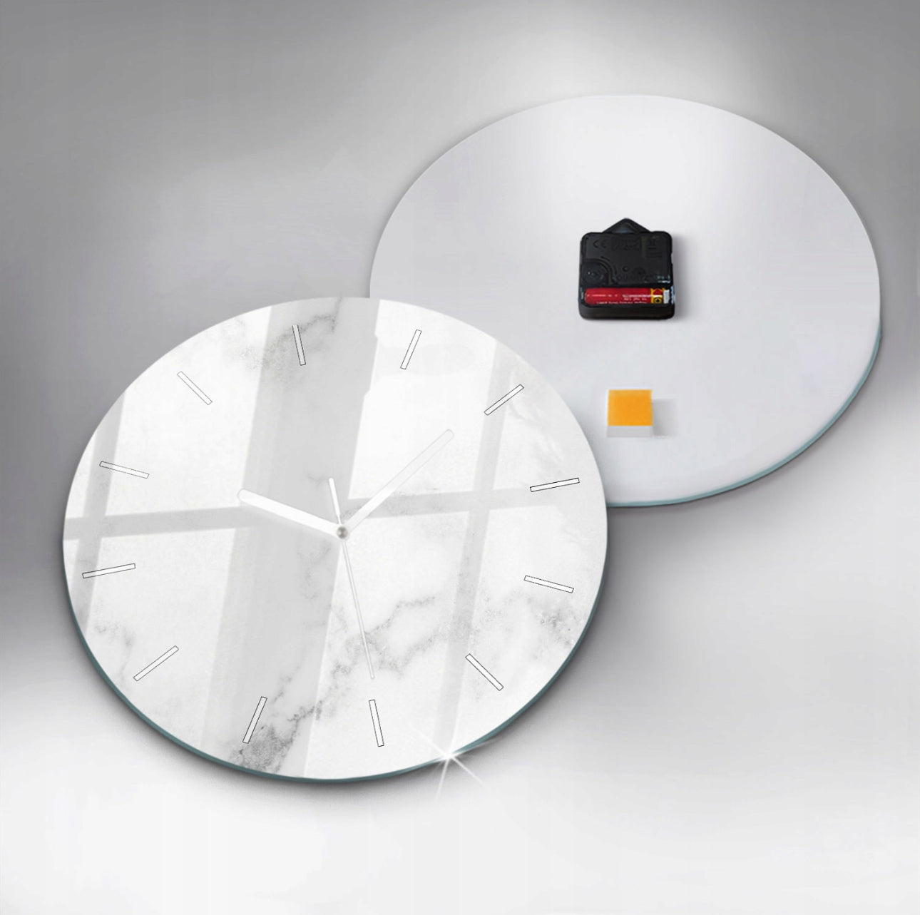 Design veggklokke i glass med marmormønster, sett forfra og bak med batteridrevet mekanisme