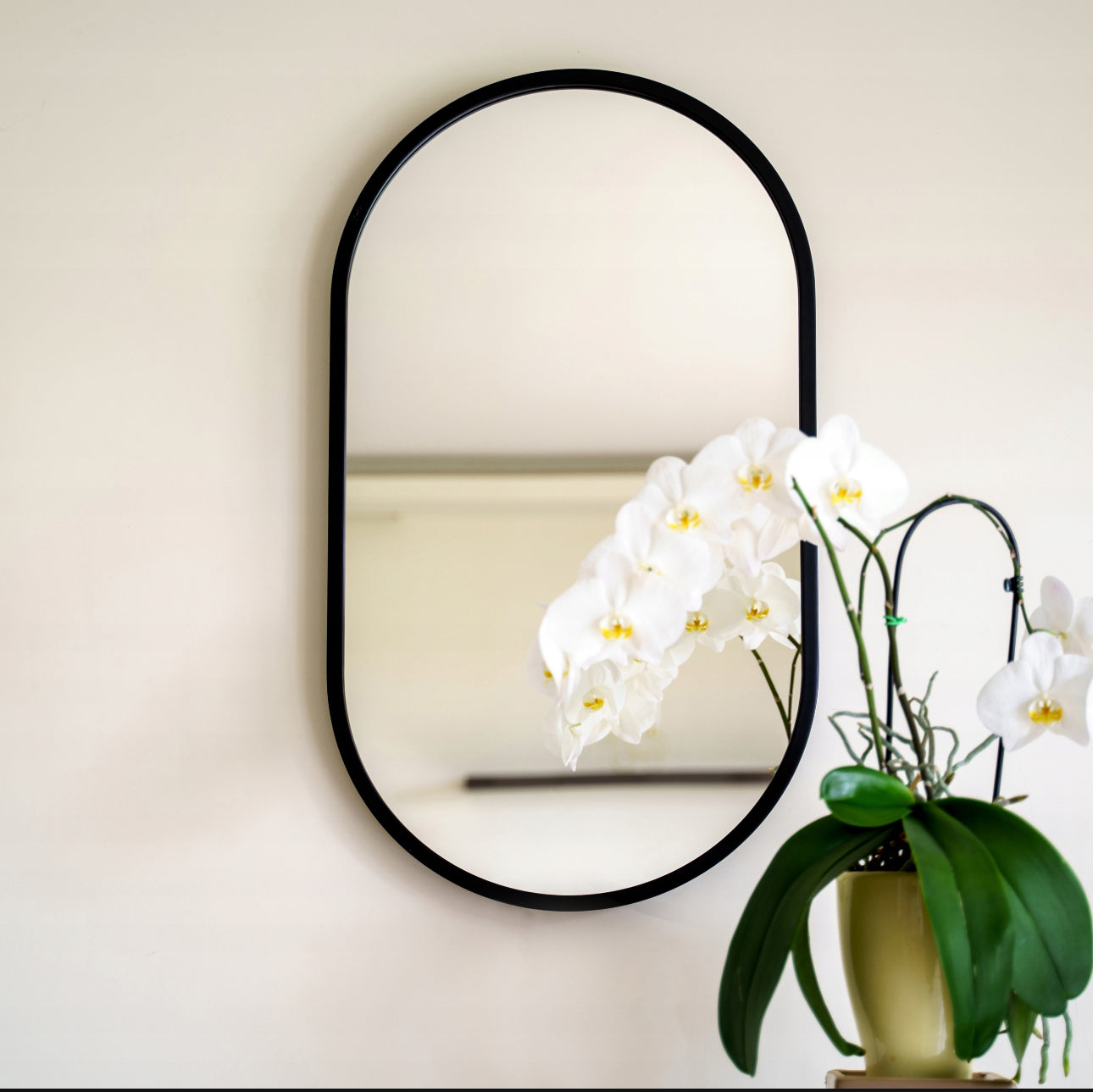 Elegant ovalt veggspeil med LED-belysning og svart ramme – Perfekt til bad, soverom eller stue, med valg mellom varmt, kaldt eller nøytralt lys. Moderne design som gir romslighet og stil.