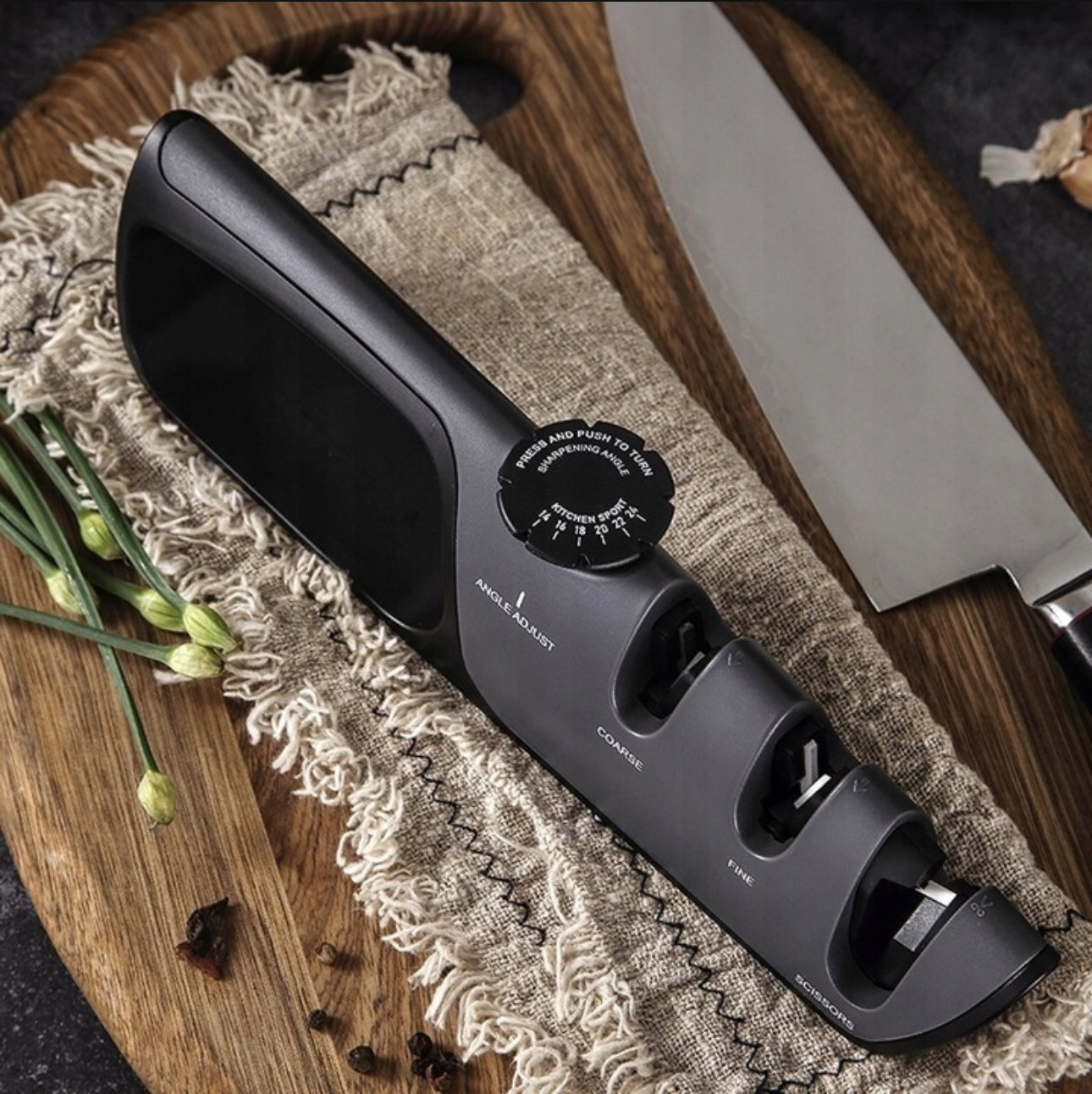 Justerbar knivsliper i ergonomisk design, svart farge, med wolframstål og keramiske slipehjul. Passer til kniver i størrelser fra filétkniver til kjøkkenkniver. Perfekt for presis og sikker sliping.
