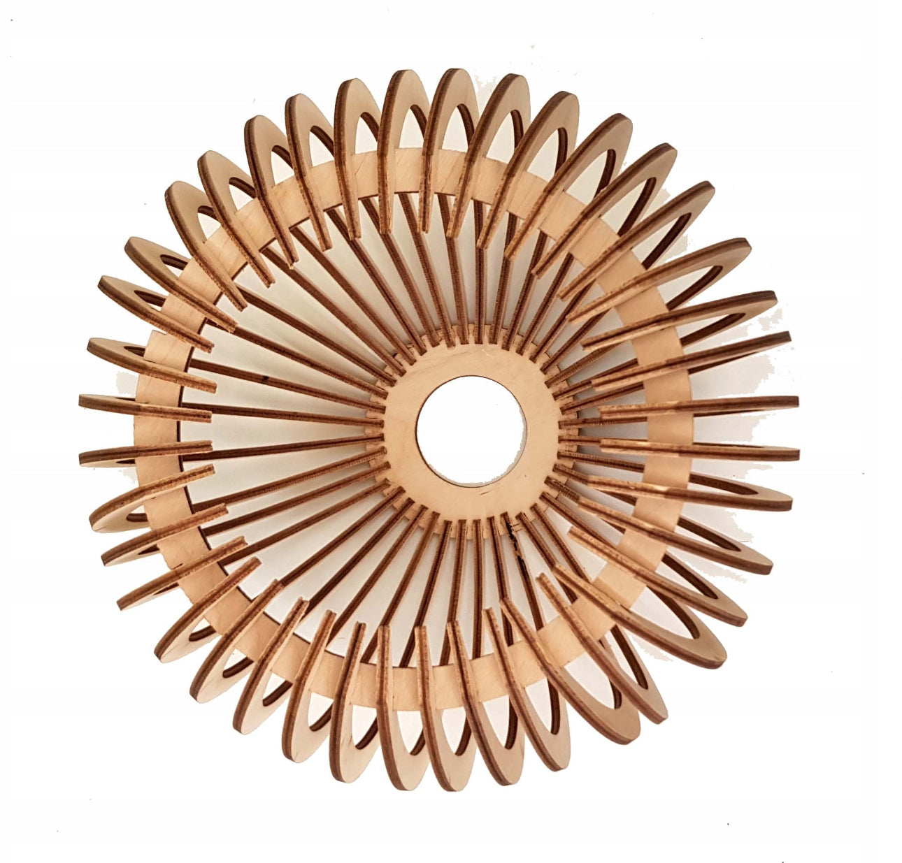 Moderne pendellampe i naturlig tre med tre skjermer, diameter 23 cm og høyde 17 cm per skjerm, regulerbar oppheng opptil 100 cm, svart takfeste – E27 sokkel, uten lyspærer.