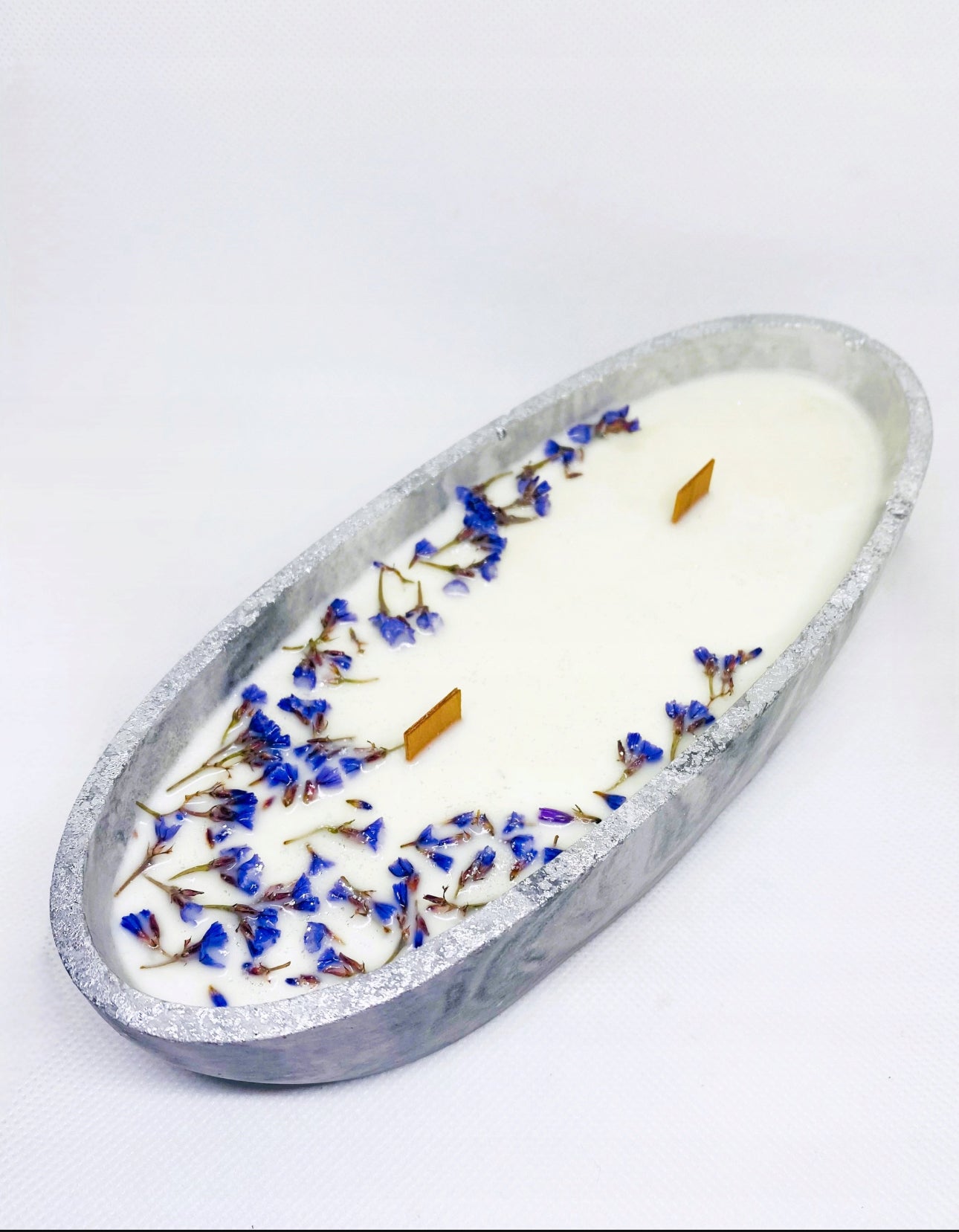 Unikt håndlaget soyalys i gipsbeholder med marmordesign, 21,5 x 8,5 x 4 cm. Dekorert med tørkede blomster og fylt med duften av vanilje og kakao. Perfekt for miljøvennlig interiør og langvarig bruk.