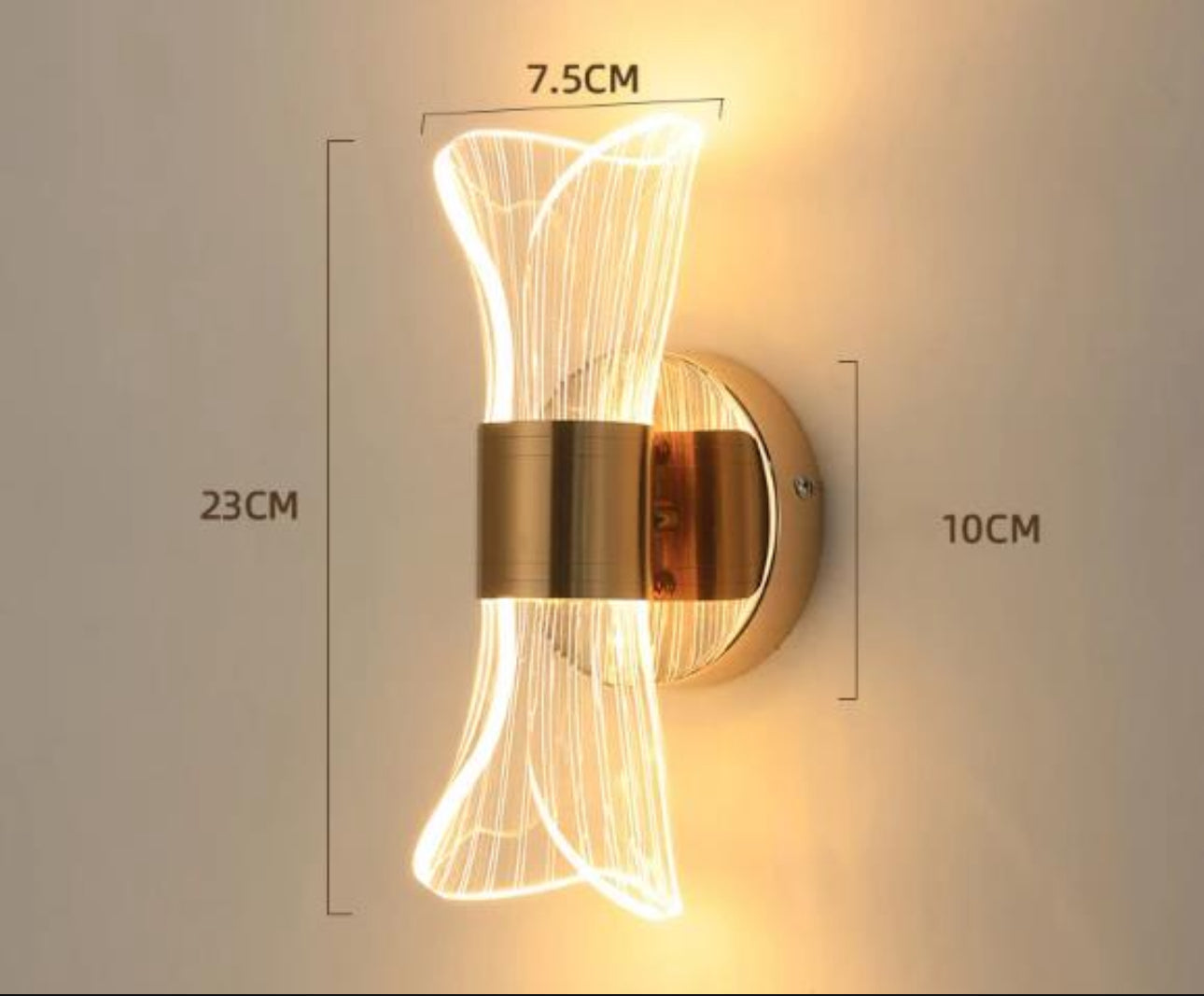 Moderne vegglampe i gull og akryl, 22 cm høy med 7,5 cm bredde, LED-lys med 12W effekt, justerbar fargetemperatur (3500K–6500K), stilrent design i metall og akryl for soverom og stue.
