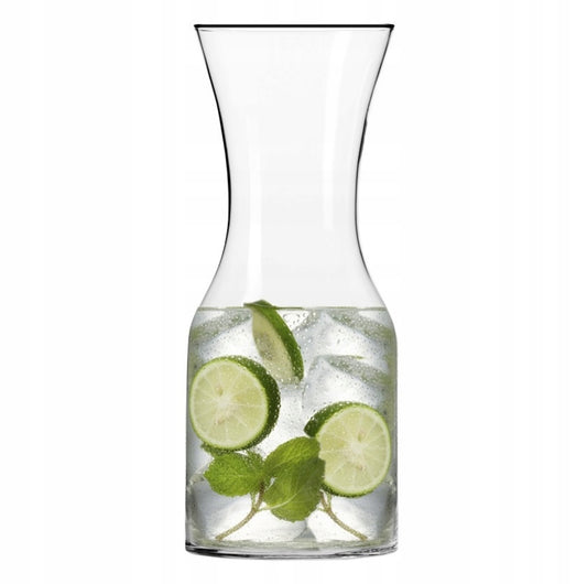 Klar glasskaraffel fylt med vann, lime og mynte på hvit bakgrunn