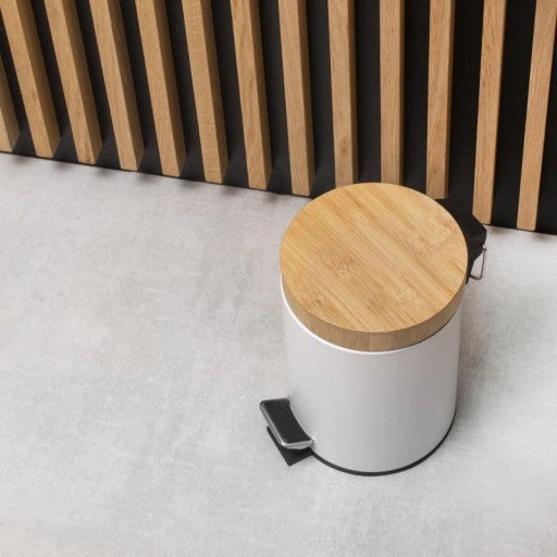 Miljøvennlig avfallsbøtte med bambuslokk og praktisk pedal - minimalistisk baderomsdesign.