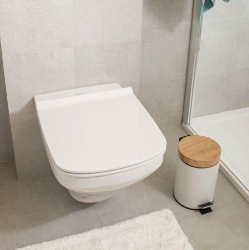 Moderne pedalbøtte med bambuslokk til badet, 3 liter kapasitet - perfekt for små rom.