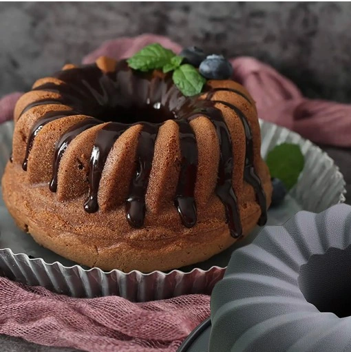 EN STOR SILIKONFORM FOR BAKING AV BØLGEFORMET KAKE 24CM